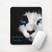 Mysterious Blue Eyed Tuxedo Cat MousePad (Mit Mouse)