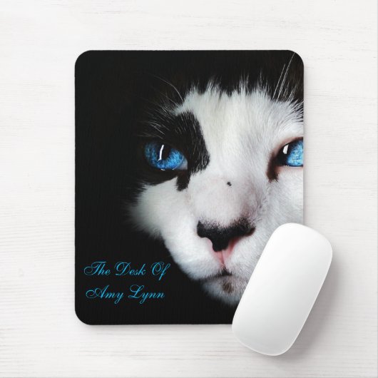 Mysterious Blue Eyed Tuxedo Cat MousePad (Mit Mouse)