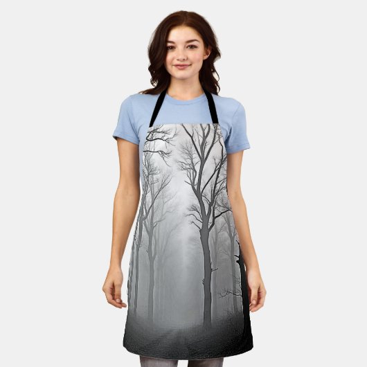 Mysterious Foggy Forest Path Schürze (Getragen)