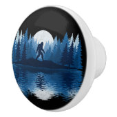 Mystic Blue Forest Bigfoot Moon Silhouette Door Keramikknauf (Rechts)