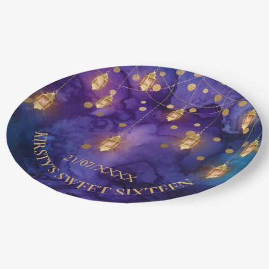 Mystic Lila Blue Lanterns & Gold Bokeh Sweet 16 Pappteller (Schrägansicht)