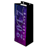 Mystic-Topaz Grad | Year Blue Pink Lila Ombre | Geschenktüte Für Weinflaschen (Rückseite Schrägansicht)