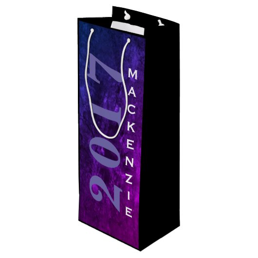 Mystic-Topaz Grad | Year Blue Pink Lila Ombre | Geschenktüte Für Weinflaschen (Rückseite Schrägansicht)