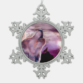 Mystic Wolf Howling am Mond Schneeflocken Zinn-Ornament (Vorderseite)