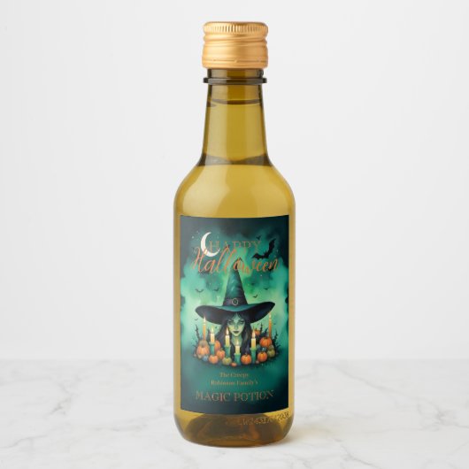 Mystical & Attractive Halloween Witch Conjures Weinetikett (Vorderseite)