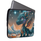 Mystical Chibi Dragon Winter Landschaft Laptopschutzhülle (Vorne Rechts)