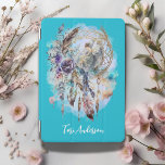 Mystical Dreamcatcher Fairy Aqua iPad Mini Hülle<br><div class="desc">Dieses mystische iPad Cover hat einen bezaubernden Träumer mit einer hübschen Fee, Blume, Federn und zartem Blattwerk. Personalisiert mit Ihrem Namen, dieser magische Fall wird sicher eine beruhigende Atmosphäre für Ihr iPad haben. Sie können Schriftart, Textfarbe oder Hintergrundfarbe ändern, wenn Sie möchten, indem Sie auf "Bearbeiten mit dem Entwurfstool" klicken....</div>