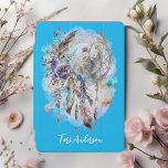 Mystical Dreamcatcher Fairy Blue iPad Mini Hülle<br><div class="desc">Dieses mystische iPad Cover hat einen bezaubernden Träumer mit einer hübschen Fee, Blume, Federn und zartem Blattwerk. Personalisiert mit Ihrem Namen, dieser magische Fall wird sicher eine beruhigende Atmosphäre für Ihr iPad haben. Sie können Schriftart, Textfarbe oder Hintergrundfarbe ändern, wenn Sie möchten, indem Sie auf "Bearbeiten mit dem Entwurfstool" klicken....</div>