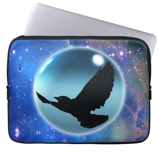 Mystical Flying Crow & Orb Laptop Sleeve (Vorderseite)
