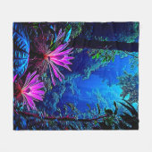 Mystical Glowing Jungle Bloom Design Fleecedecke (Vorderseite (Horizontal))