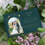 Mystical Green Gold Sun Moon Stars Foto Wedding Dankeskarte<br><div class="desc">Mystisch Chic Green Gold Sun Moon Stars Celestial Space Foto Wedding Dankeschön Karten zeigt die Sonne, Mond und Sterne mit einem goldenen Rahmen umgeben Ihr Lieblings-Foto auf einem grünen Hintergrund. Personalisieren Sie diese, indem Sie den Text in den bereitgestellten Textfeldern bearbeiten und Ihr bevorzugtes Foto hinzufügen. FOTO TIPP: Zentrieren Sie...</div>
