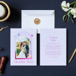 Mystical Lavender Pink Sun Moon Star Foto Wedding Dankeskarte<br><div class="desc">Mystischer Chic Lavendel Pink Sun Moon Stars Celestial Space Foto Wedding Dankeschön Karten zeigt die Sonne, Mond und Sterne mit einem rosa und lila Rahmen umgeben Ihr Lieblings-Foto auf einem pastellfarbenen Lavendel Hintergrund. Auf der Rückseite fügen Sie Ihre benutzerdefinierte Danksagung Nachricht. Personalisieren Sie diese, indem Sie den Text in den...</div>