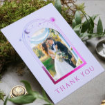 Mystical Lavender Pink Sun Moon Star Foto Wedding Dankeskarte<br><div class="desc">Mystischer Chic Lavender Pink Sun Moon Stars Celestial Astronomy Space Foto Wedding Dankeschön Karten zeigt die Sonne, Mond und Sterne mit einem rosa und lila Rahmen umgeben Ihr Lieblingsfoto auf einem pastellfarbenen Lavendel Hintergrund. Auf der Rückseite fügen Sie Ihre benutzerdefinierte Dankeschön-Nachricht und ein zusätzliches Bild. Personalisieren Sie diese, indem Sie...</div>
