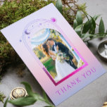 Mystical Lavender Pink Sun Moon Star Foto Wedding Dankeskarte<br><div class="desc">Mystische Chic Sonnenuntergang Pink Sun Moon Stars Celestial Astronomy Space Foto Wedding Dankeschön Karten zeigt die Sonne, Mond und Sterne mit einem rosa und lila Rahmen umgeben Ihr Lieblingsbild auf einem pastellfarbenen Sonnenuntergang. Auf der Rückseite fügen Sie Ihre benutzerdefinierte Dankeschön-Nachricht und ein zusätzliches Bild. Personalisieren Sie diese, indem Sie den...</div>