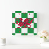 Mystical Red Celtic Dragon Flag Wales Quadratische Wanduhr (Zuhause)