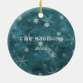 Mystical Winter Blue Silver Snowfloakes lassen es  Keramik Ornament (Hinten)