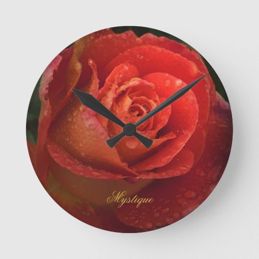 Mystique Dark Botanical Red Orange Rose Clock Runde Wanduhr (Vorderseite)