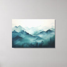 Mystische Berge im Nebel und verzauberter Wald