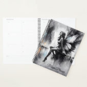 Mystische Flügelmädchen in Schwarz-Weiß-Stadt Planer (Anzeige)