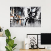 Mystische Flügelmädchen in Schwarz-Weiß-Stadt Poster (Heimbüro)