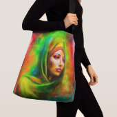 Mystische Frau in Neonfarben Tragetaschen Mit Langen Trägern (Von Nahem)