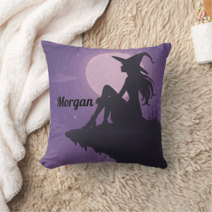 Mystische Hexe-Silhouette unter Mondlicht-Geschenk Kissen