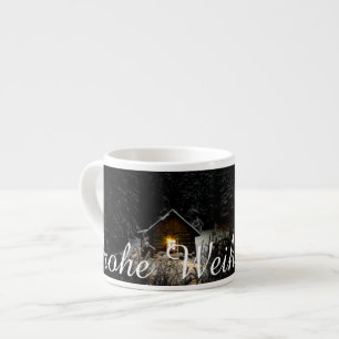 Mystische Hütte im tiefen Wald, Weihnachten Espressotasse