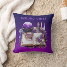 Mystische Lila Kristalle und Inspiriertes Tarot