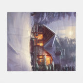 Mystische Rundholzhütte inmitten der Evergreens Fleecedecke (Vorderseite (Horizontal))