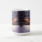 Mystische Rundholzhütte inmitten der Evergreens Kaffeetasse (Mittel)