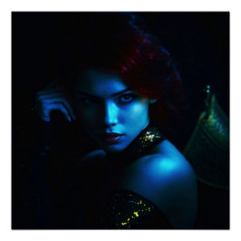 Mystische Schönheit mit rotem Haar – Nachtporträt  Poster