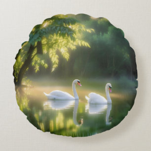 Mystische Schwäne glänzen auf dem Sommerteich." Rundes Kissen