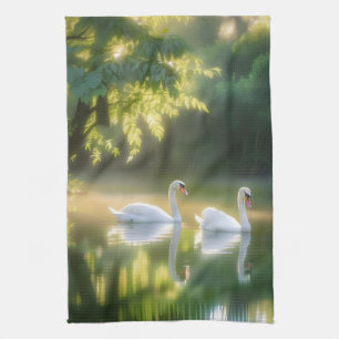 Mystische Schwäne glänzen auf Sommerteich Geschirrtuch