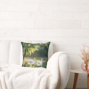 Mystische Schwäne glänzen auf Sommerteich Kissen