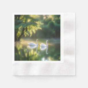 Mystische Schwäne glänzen auf Sommerteich Serviette