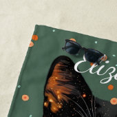 Mystische schwarze Katze mit orangefarbenen Augen  Strandtuch (Beispiel)