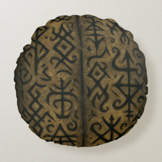 Mystische Symbole & dunkle Kissen mit okkulter Kis