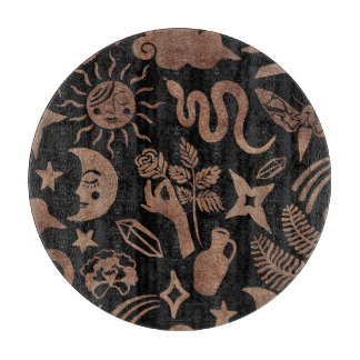 Mystische Symbole: Schlange, Sonne, Mond. Schneidebrett