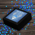 Mystische Weiße Hirsche Kopf Blaue Augen Antlere R Erinnerungskiste<br><div class="desc">Diese Geschenkboxen für Schmuck,  Schmuck oder Geschenke hat einen mystischen,  weißen Hirschkopf mit drei hübschen blauen Rose auf seinem Kopf,  großen Geweih und blauen Augen auf einem miessigen blauen Hintergrund. Passen Sie Ihren Text mit der Vorlage an.</div>