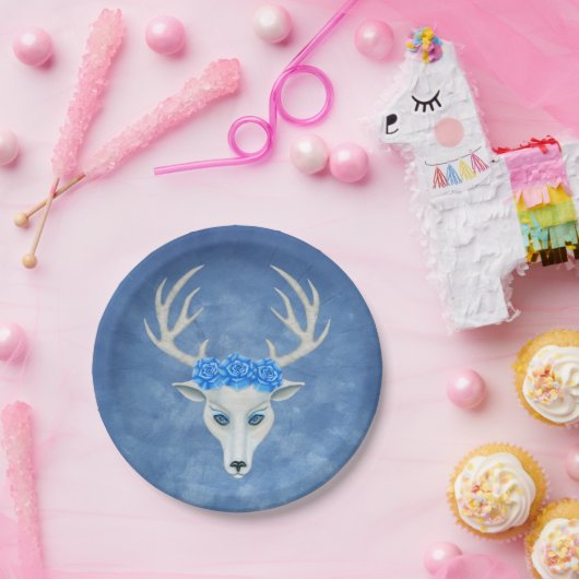Mystische Weiße Hirschhaut auf blauen Rose Pappteller (Party)