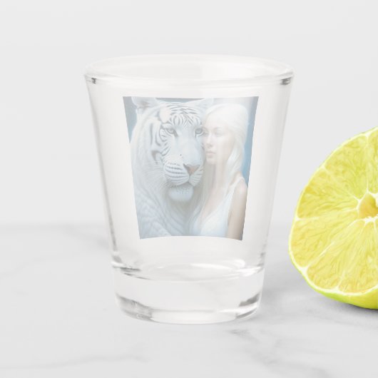 Mystische Weiße Tiger und Frauen Schnapsglas (Rückseite)