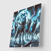 Mystische Wölfe in Moonlit Forest Blue Glow Quadratische Wanduhr (Winkel)