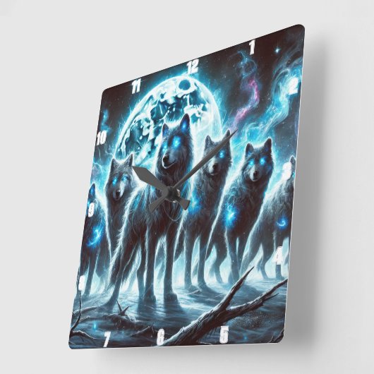 Mystische Wölfe in Moonlit Forest Blue Glow Quadratische Wanduhr (Winkel)