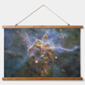 Mystischer Berg in Carina Nebula Hubble Space Wandteppich Mit Holzrahmen (Vorne)