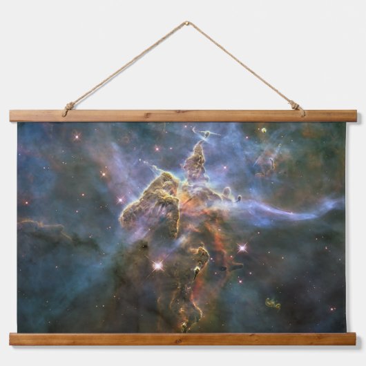 Mystischer Berg in Carina Nebula Hubble Space Wandteppich Mit Holzrahmen (Vorne)
