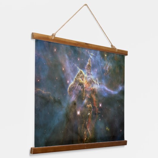 Mystischer Berg in Carina Nebula Hubble Space Wandteppich Mit Holzrahmen (Gewinkelt)