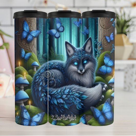 Mystischer Blauer Fox im Wald Thermosbecher