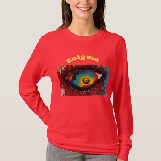 "Mystischer Blick: Frauenrotes T-Shirt mit langem (Vorderseite)