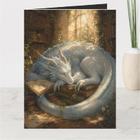 Mystischer Drache liest alte Bücher Postkarte | Be