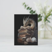 Mystischer Drache liest alte Bücher Postkarte | Be (Stehend Vorderseite)
